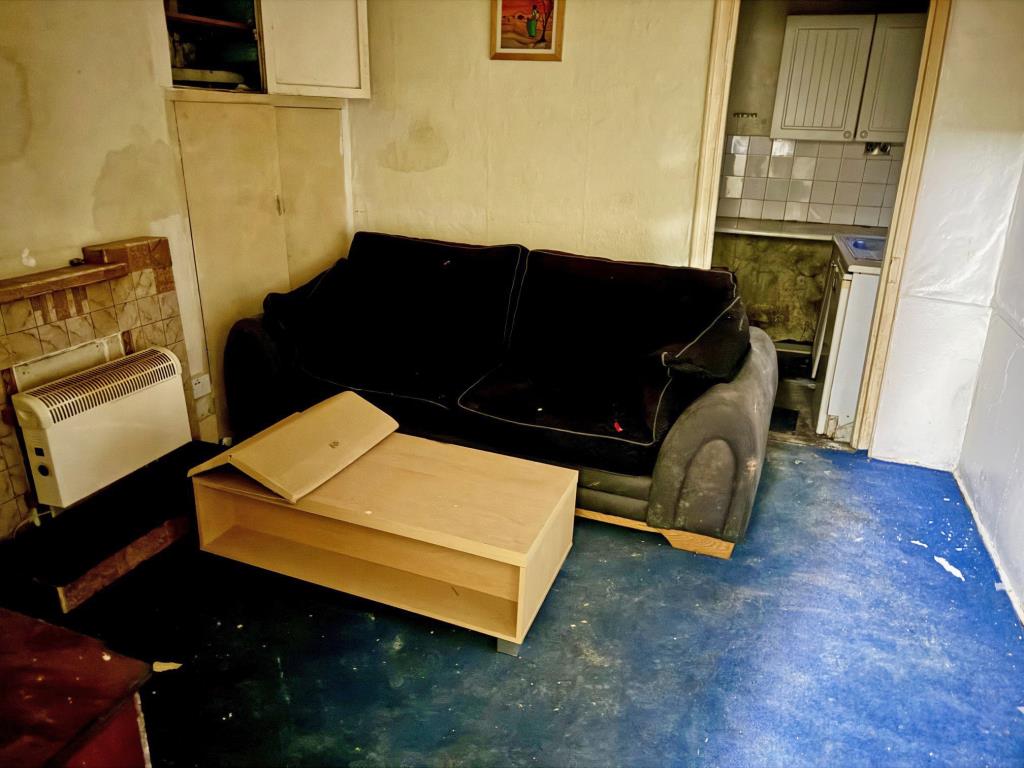 Lot: 2 - GROUND FLOOR GARDEN FLAT FOR IMPROVEMENT - Living room